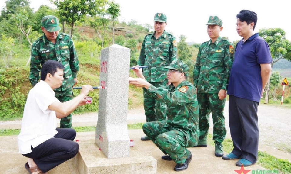 tư quy định màu sắc, cờ hiệu, phù hiệu, tín hiệu của tàu thuyền, máy bay, xe-máy... của Bộ đội Biên phòng